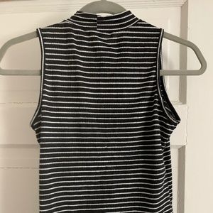Sleeveless turtleneck tank top